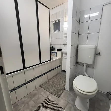 Liebevoll Eingerichtete 2-zimmer Mit Badewanne In דירה *